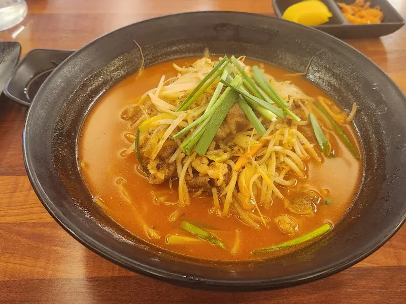 짬뽕 위에 야채 고명이 올려져 있는 모습