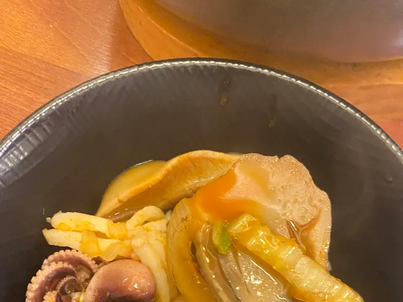 짬뽕에 들어간 오징어, 새우 등의 해산물 클로즈업 사진