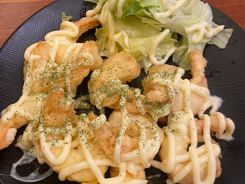 크림새우 위에 마요네즈 소스가 뿌려진 모습