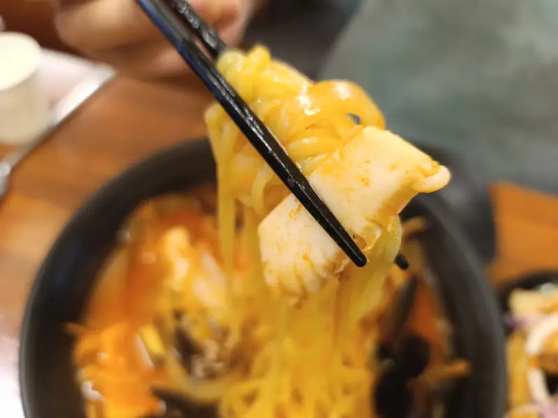 젓가락으로 면을 들어올리는 모습