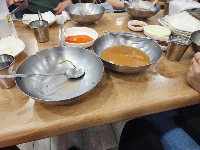 테이블 위에 놓인 식기류