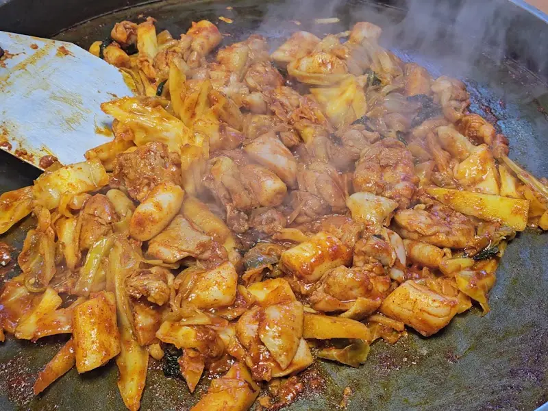 지글지글 익어가는 닭갈비