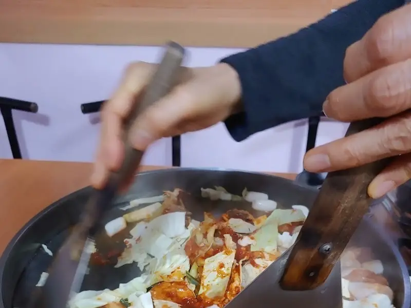 닭갈비 볶는 모습