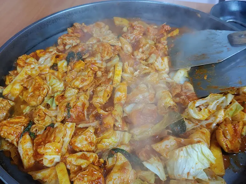 닭갈비 볶는 모습2