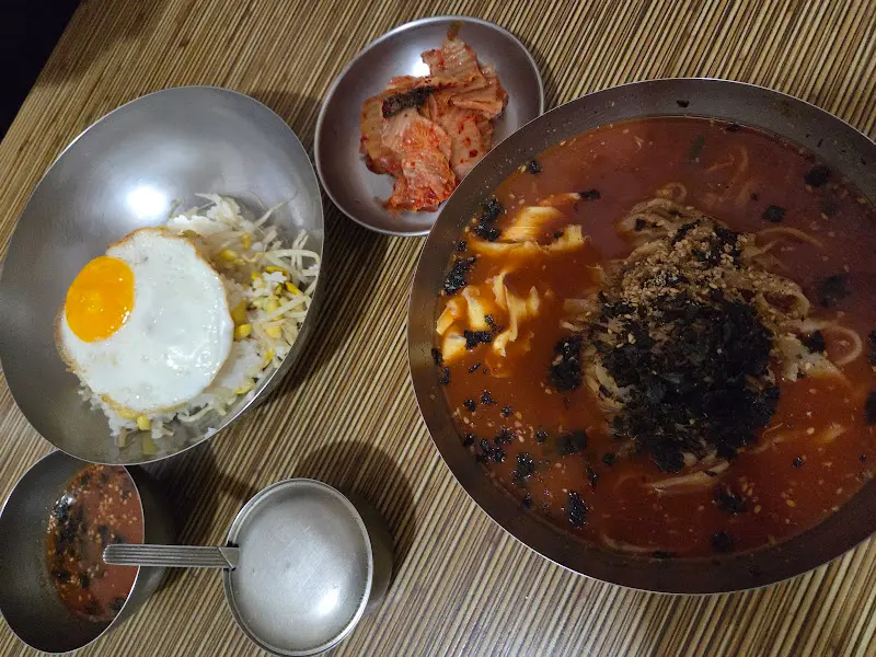장칼국수와 콩나물밥 한상차림