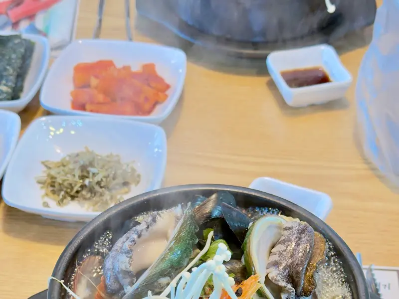 삼척 전복해물뚝배기 전체 상차림