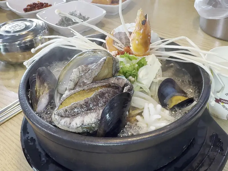 살아있는 전복이 들어간 전복해물뚝배기