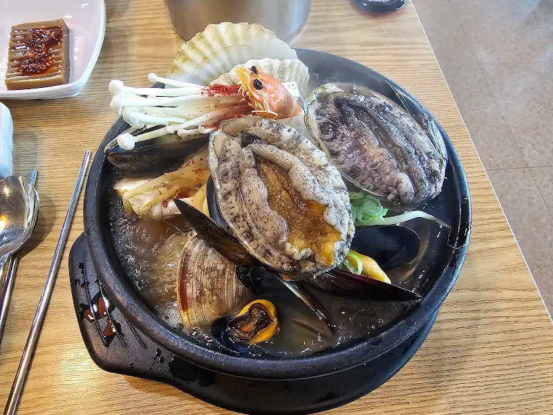 전복해물뚝배기의 푸짐한 해산물