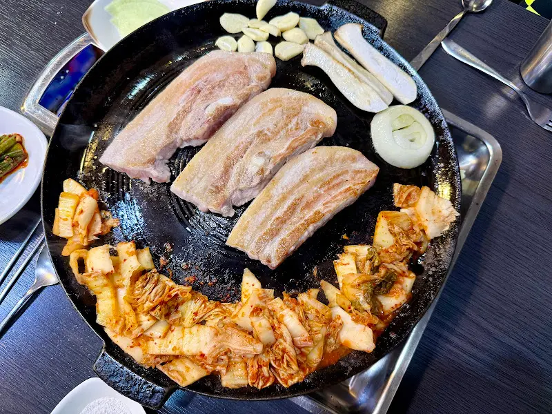 김치와 함께 구워지는 삼겹살