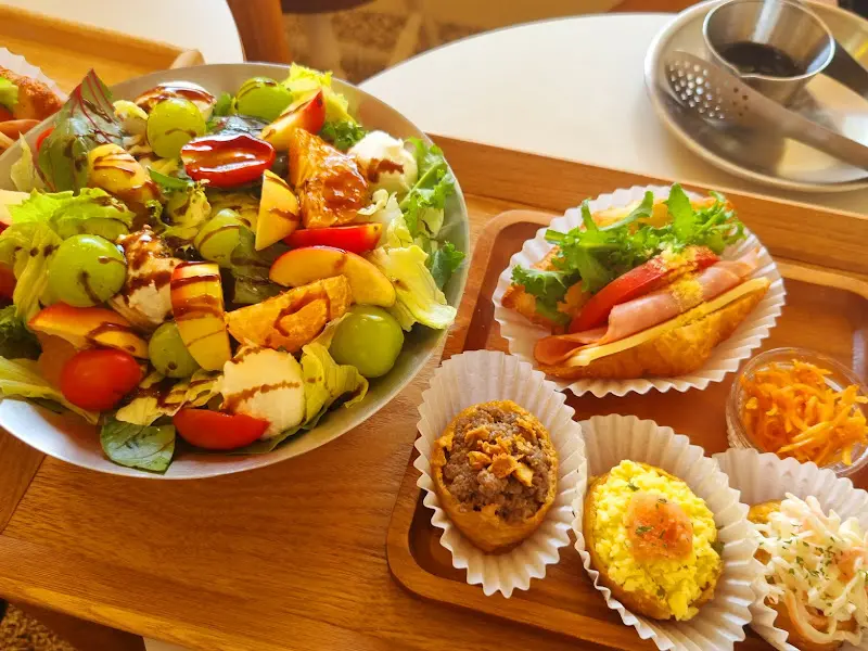 유부초밥과 샐러드