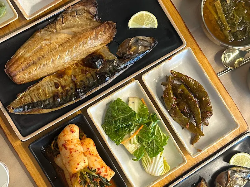 고등어구이와 밑반찬