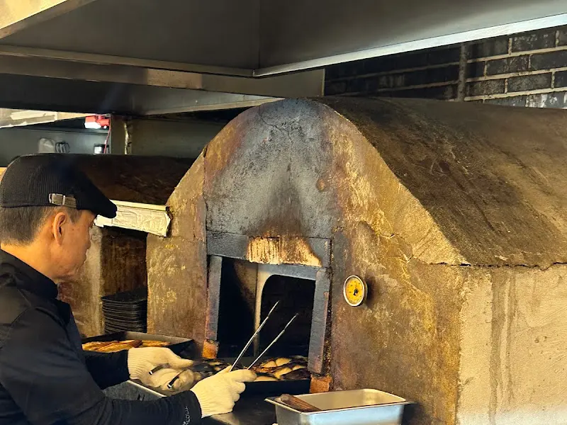 화덕에서 구워지는 생선