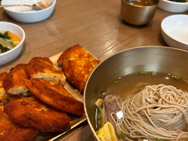 맛박이 냉면과 곁들임 메뉴
