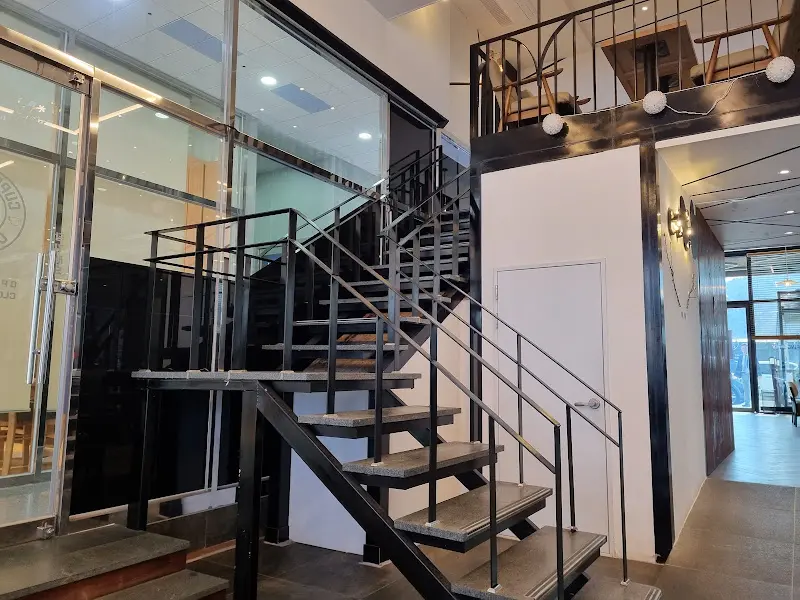 2층으로 올라가는 계단