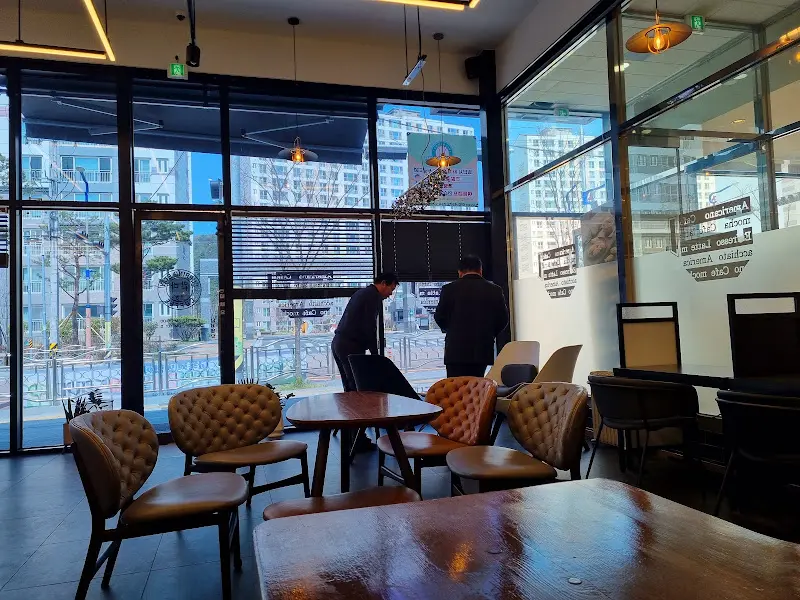 넓고 쾌적한 카페 내부