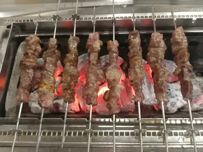 숯불 위에서 구워지는 양꼬치