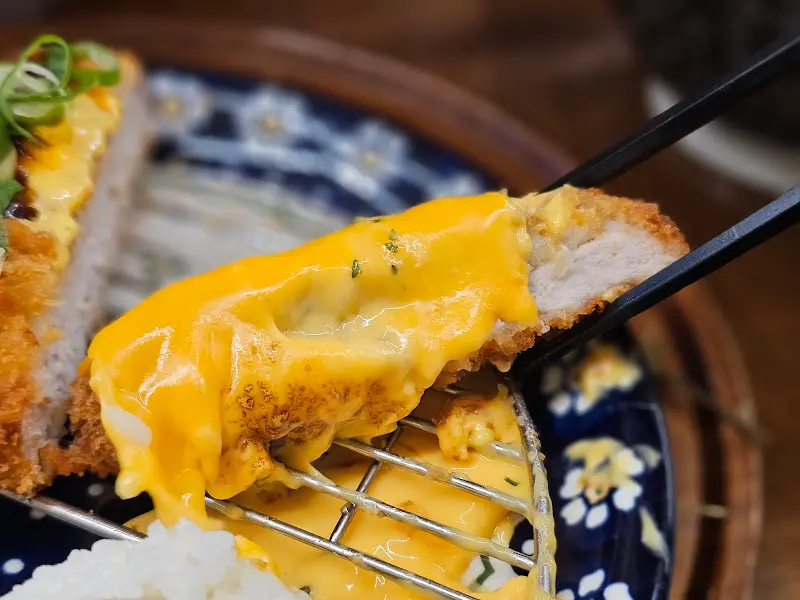 치즈가 듬뿍 올라간 돈카츠