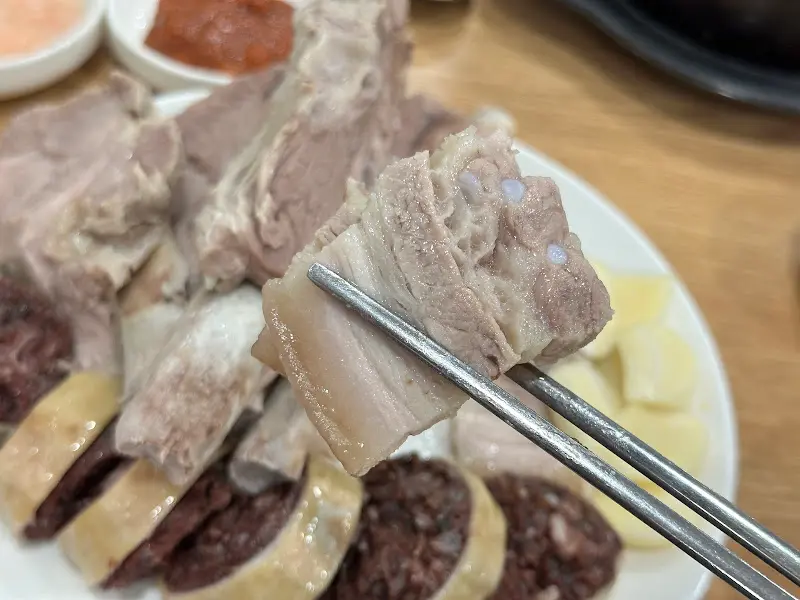 박시웅의 8번식당 수육