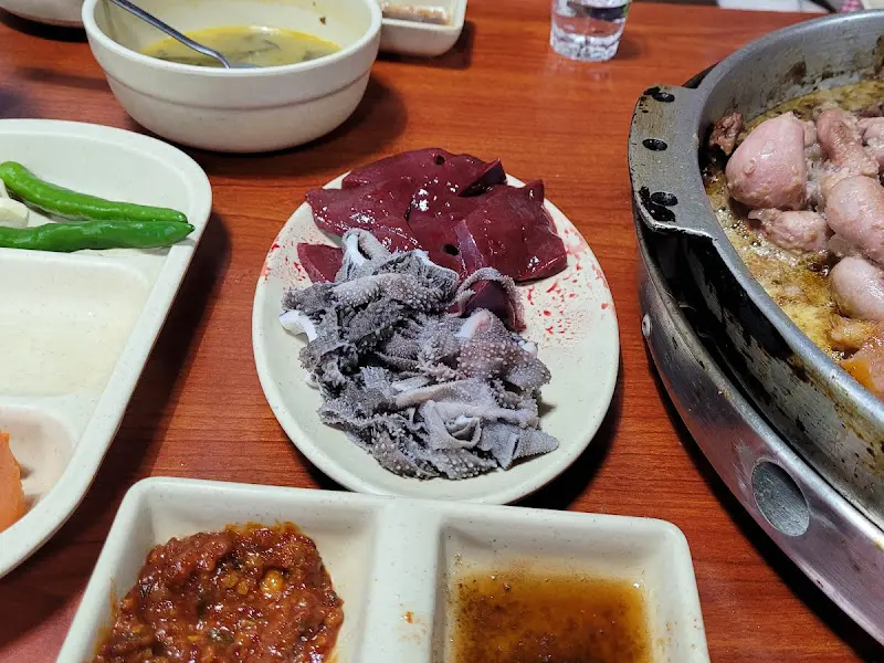 곱창과 함께 제공되는 간, 천엽