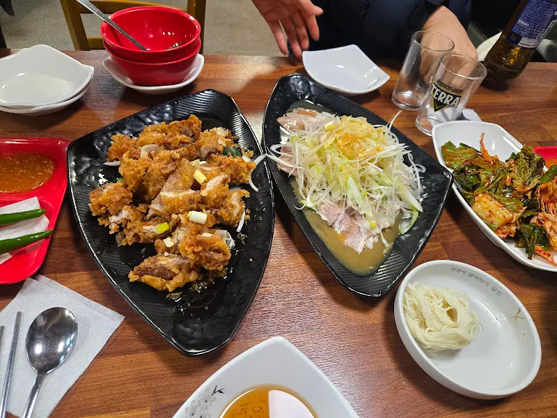 유니치킨과 냉채수육 한상차림