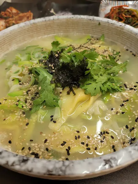 푸짐하게 담긴 칼국수