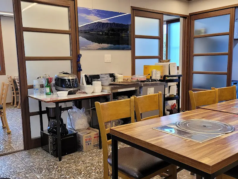 넓고 깨끗한 식당 내부