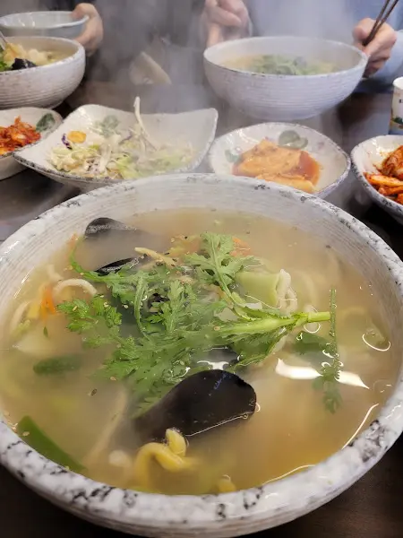 칼국수와 김치의 조화