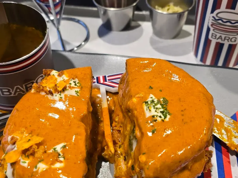 반으로 잘린 999로제새우버거의 단면