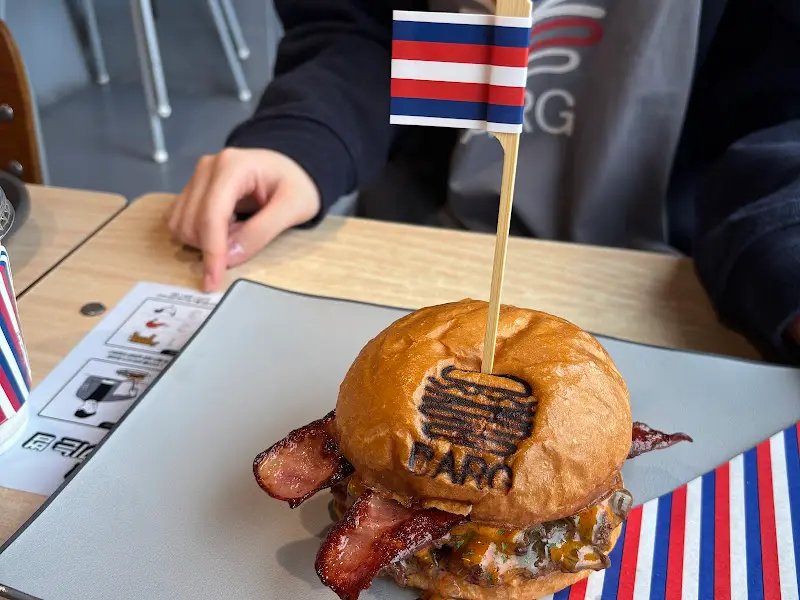 햄버거를 들고 있는 모습