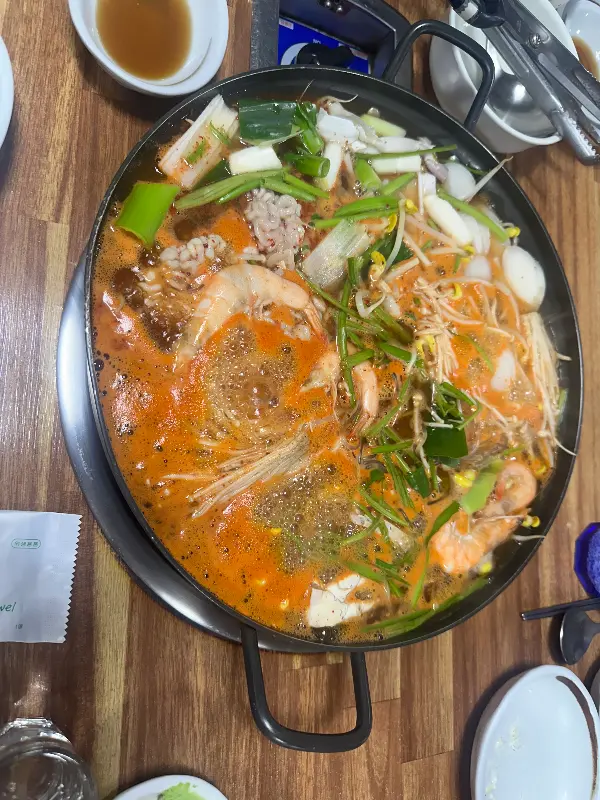 해물이 푸짐하게 들어간 전골