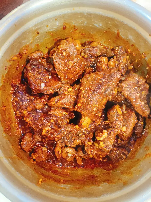 마늘 양념이 듬뿍 밴 찜갈비