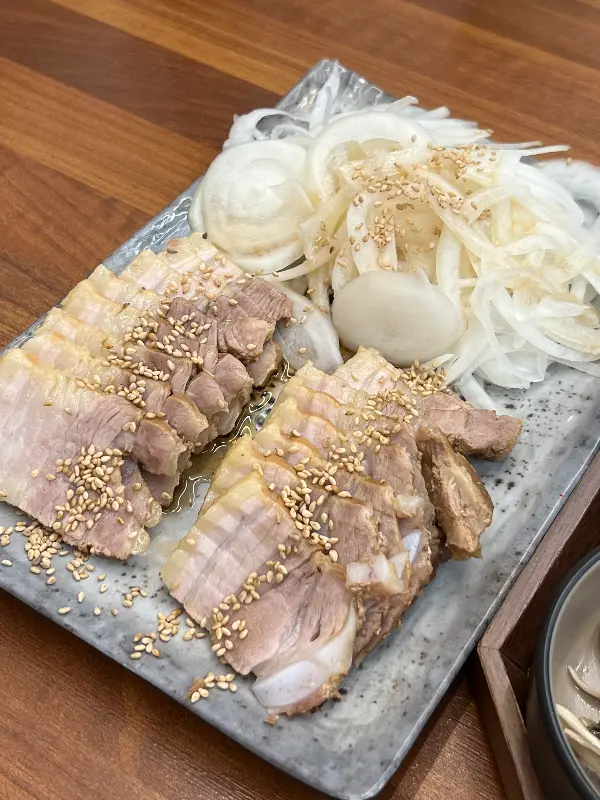 깨가 솔솔 뿌려진 촉촉한 보쌈과 신선한 양파