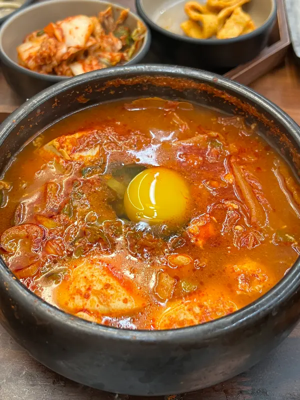몽글몽글한 순두부와 깊은 국물 맛이 일품인 순두부찌개