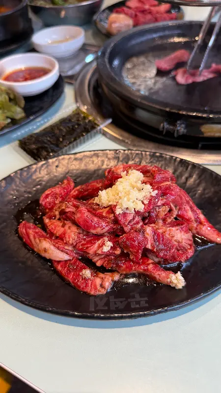 한 상 가득 차려진 한우 갈비살