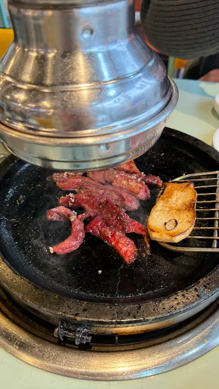 돌판 위에서 익어가는 갈비살