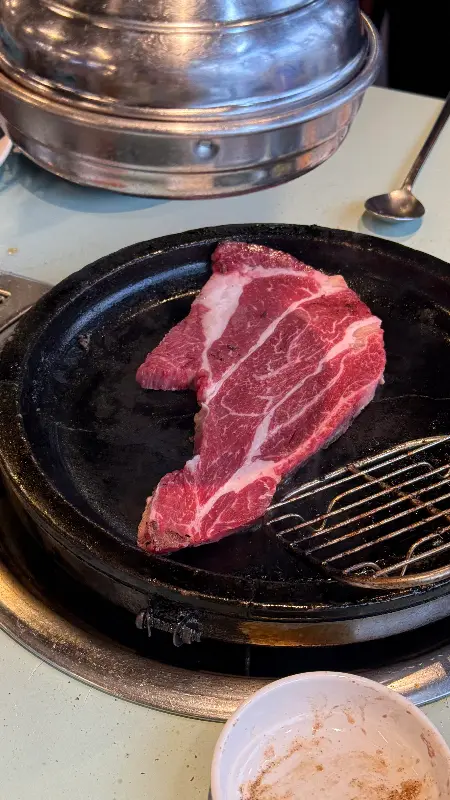 돌판 위에 구워진 촉촉한 등심 한 점