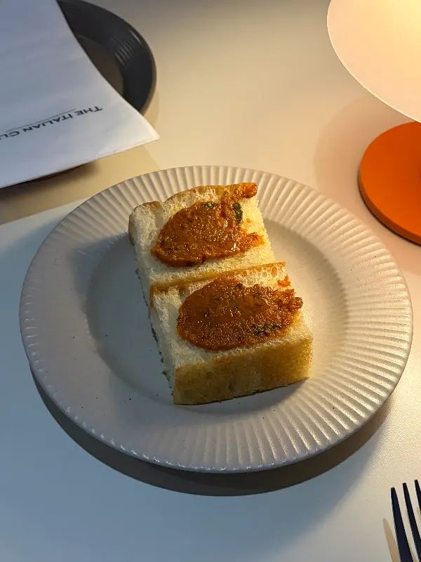 식전빵과 토마토 페스토