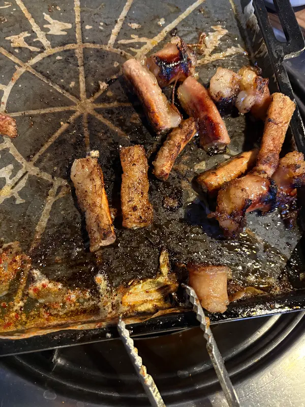 곱창 기름에 구워진 떡과 김치의 모습