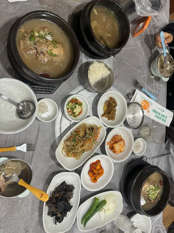 정갈하게 차려진 능삼이네의 한상차림