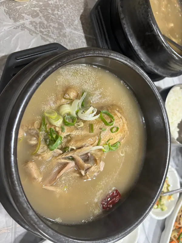 삼계탕의 뽀얀 국물