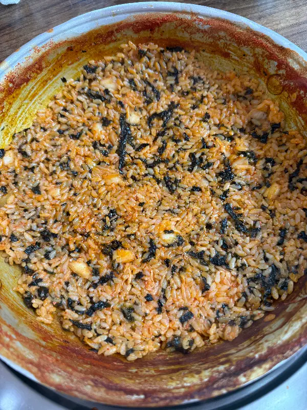 떡볶이 냄비에 볶아진 볶음밥