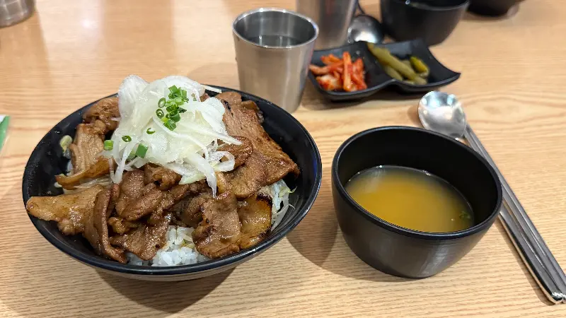 덮밥 한 상 차림