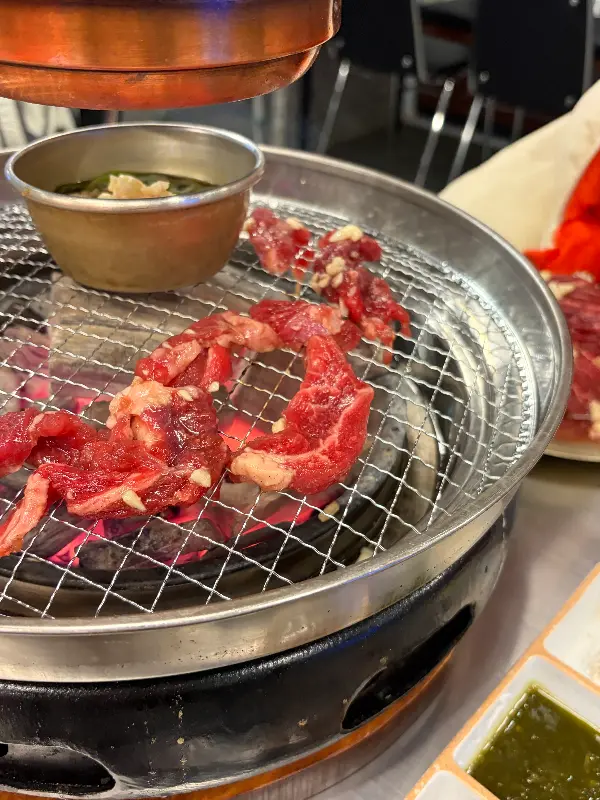 숯불 위에서 익어가는 갈빗살