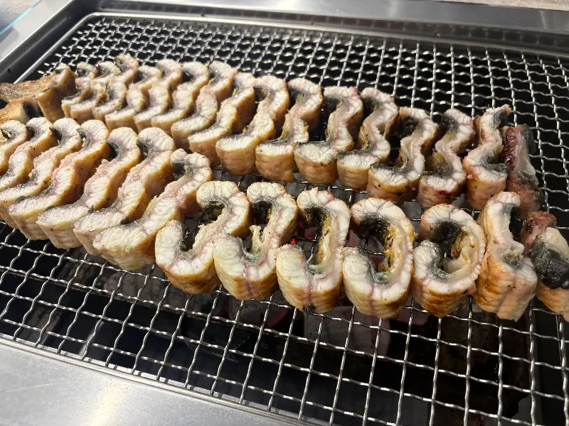 숯불 위에서 노릇노릇 익어가는 장어