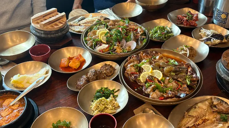 놋그릇에 정갈하게 담긴 반찬들