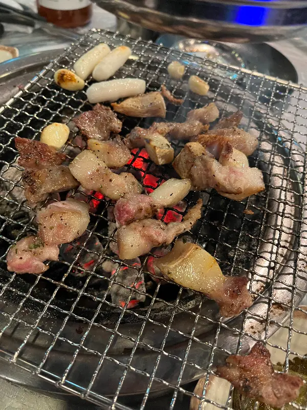 불판 위에서 구워지는 닭발과 떡