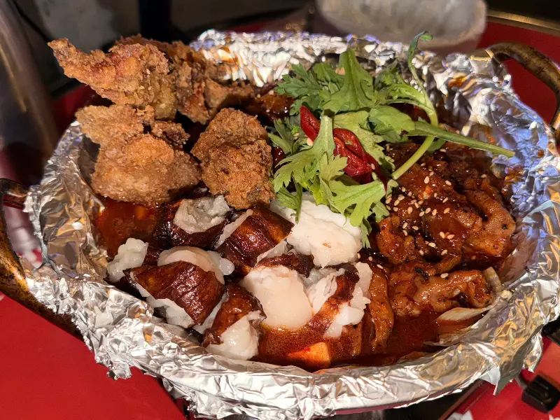 닭발, 닭껍질튀김, 대창이 함께 담긴 냄비