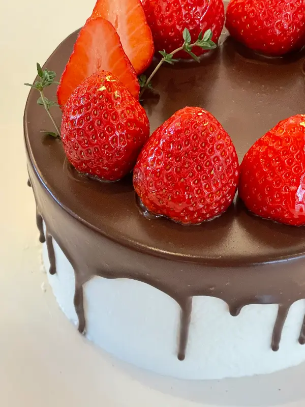 싱싱한 딸기가 듬뿍 들어간 케이크 단면