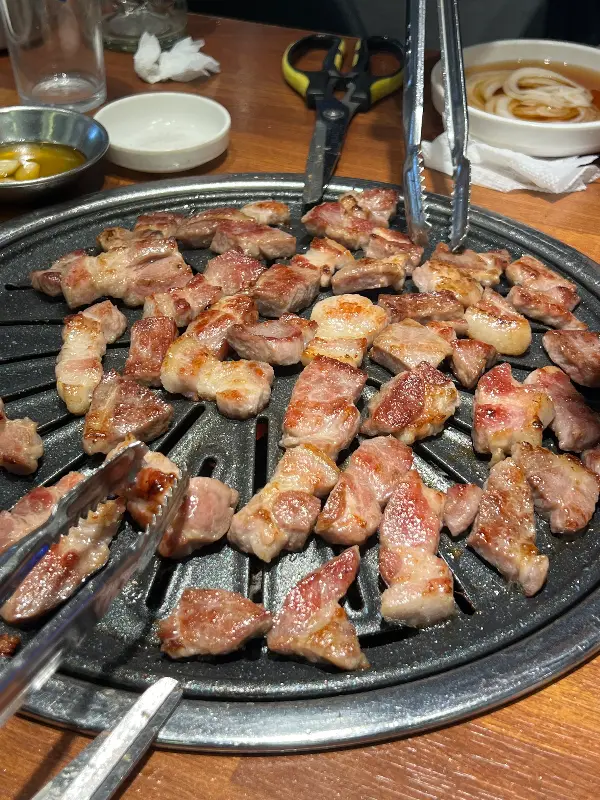 불판 위에서 맛있게 익어가는 고기