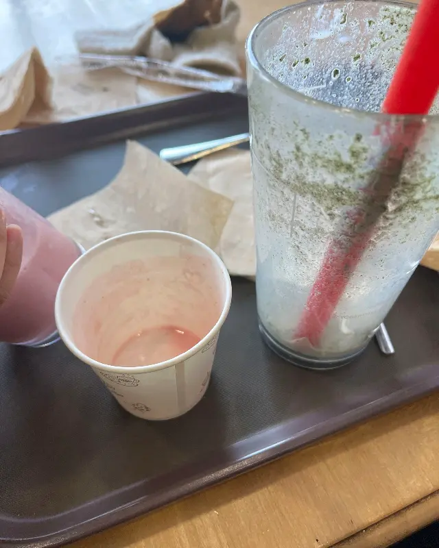 깔끔하게 비워진 음료 잔